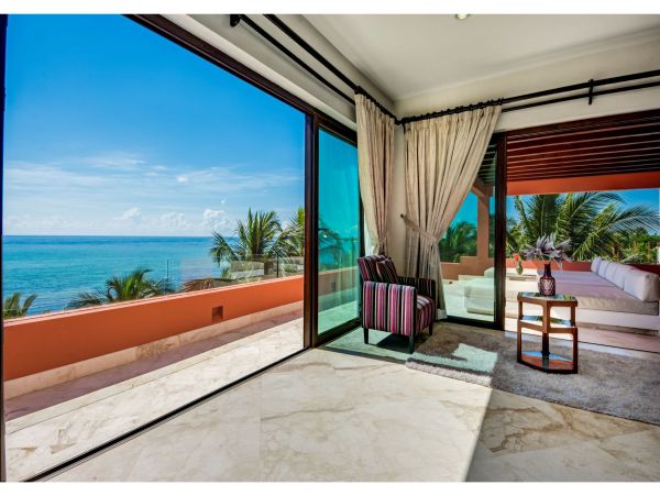 Main Villa & Guest Cottages Luxurious Beach Villa