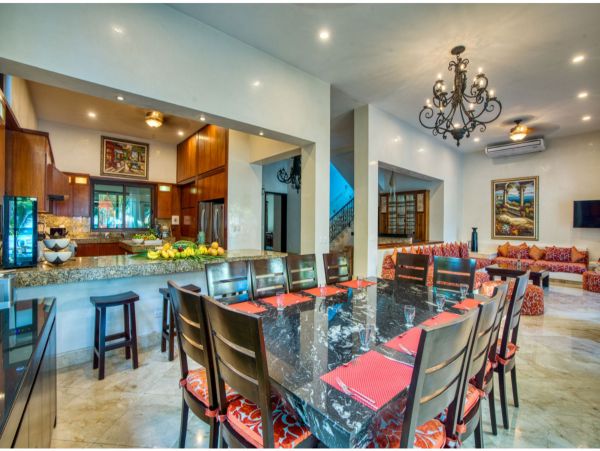 Main Villa & Guest Cottages Luxurious Beach Villa