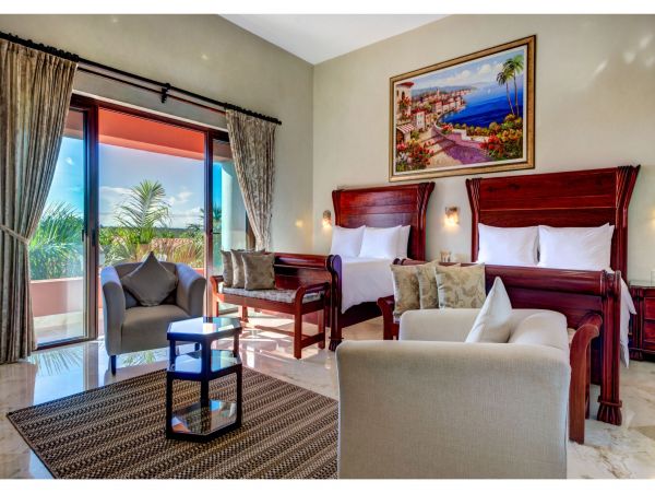 Main Villa & Guest Cottages Luxurious Beach Villa