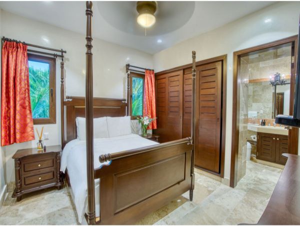 Main Villa & Guest Cottages Luxurious Beach Villa