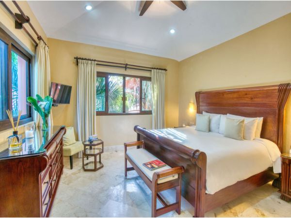 Main Villa & Guest Cottages Luxurious Beach Villa