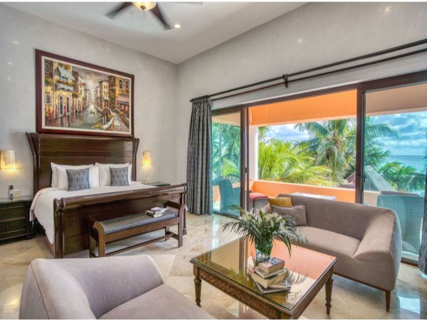 Main Villa & Guest Cottages Luxurious Beach Villa