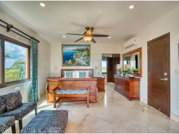 Main Villa & Guest Cottages Luxurious Beach Villa