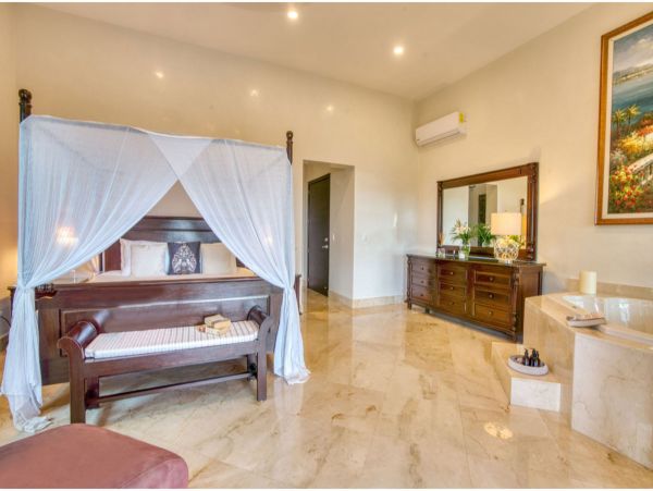 Main Villa & Guest Cottages Luxurious Beach Villa