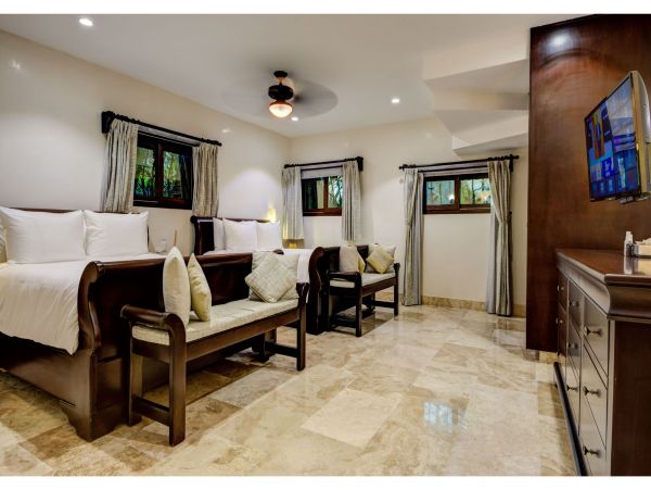 Main Villa & Guest Cottages Luxurious Beach Villa