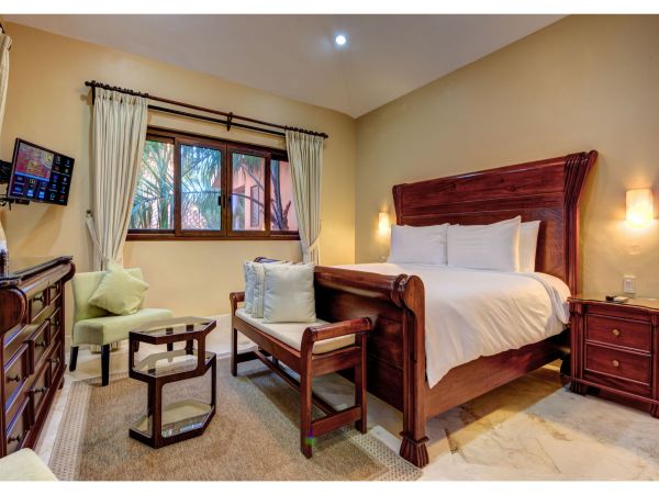 Main Villa & Guest Cottages Luxurious Beach Villa