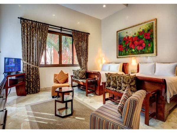 Main Villa & Guest Cottages Luxurious Beach Villa