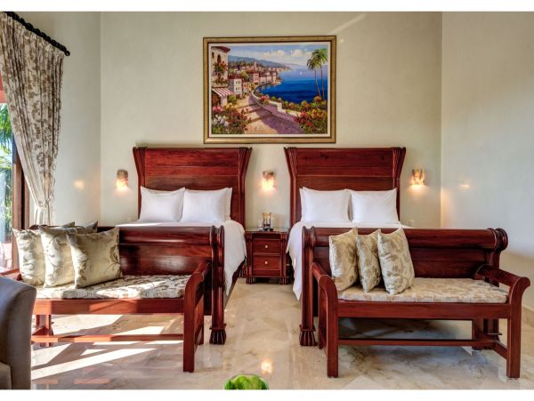 Main Villa & Guest Cottages Luxurious Beach Villa