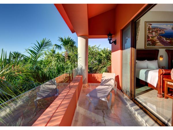 Main Villa & Guest Cottages Luxurious Beach Villa