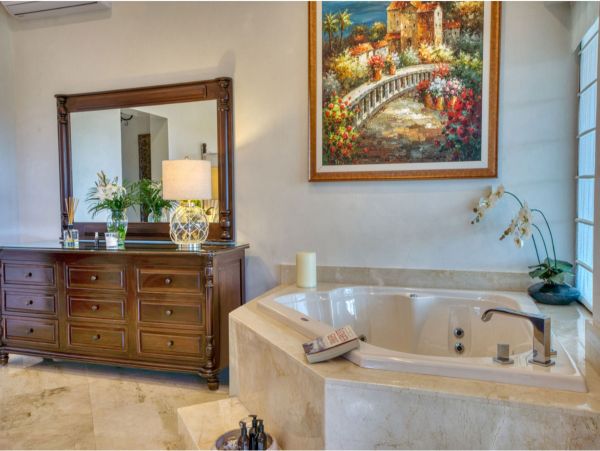 Main Villa & Guest Cottages Luxurious Beach Villa