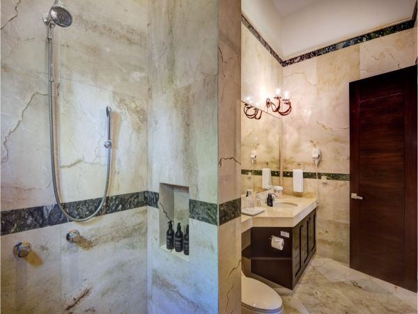 Main Villa & Guest Cottages Luxurious Beach Villa