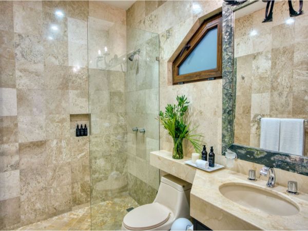 Main Villa & Guest Cottages Luxurious Beach Villa