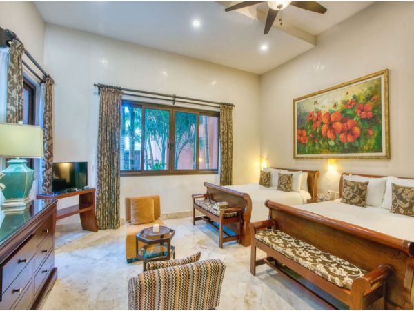 Main Villa & Guest Cottages Luxurious Beach Villa