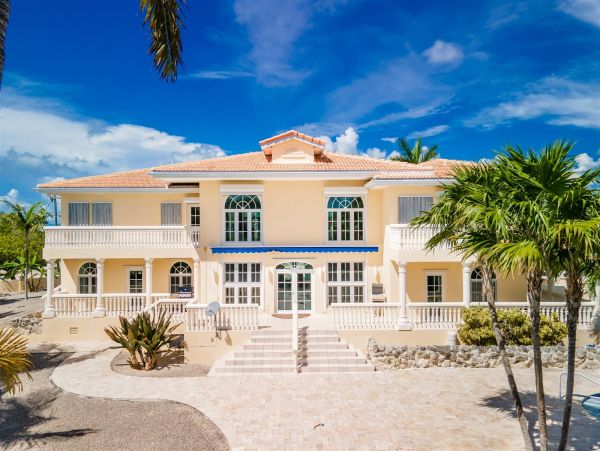 Gorgeous House with 3 Bedrooms and Close to the Beach