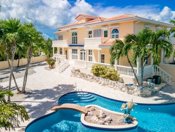 Gorgeous House with 3 Bedrooms and Close to the Beach