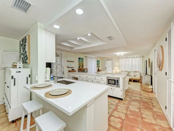 Adorable 2 Bedroom Rental Just a Few Blocks to Beach