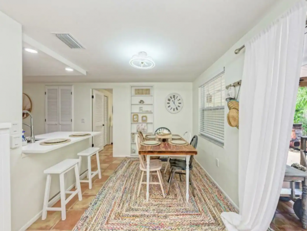 Adorable 2 Bedroom Rental Just a Few Blocks to Beach