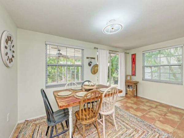 Adorable 2 Bedroom Rental Just a Few Blocks to Beach