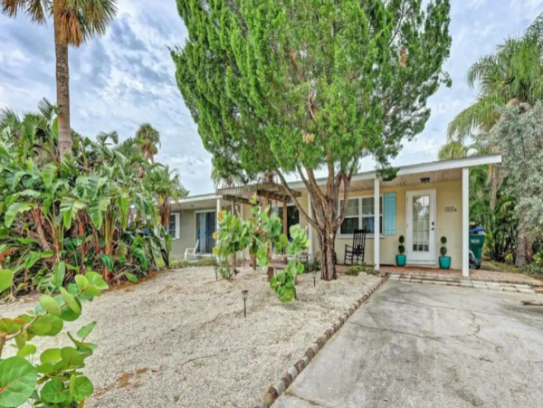 Adorable 2 Bedroom Rental Just a Few Blocks to Beach