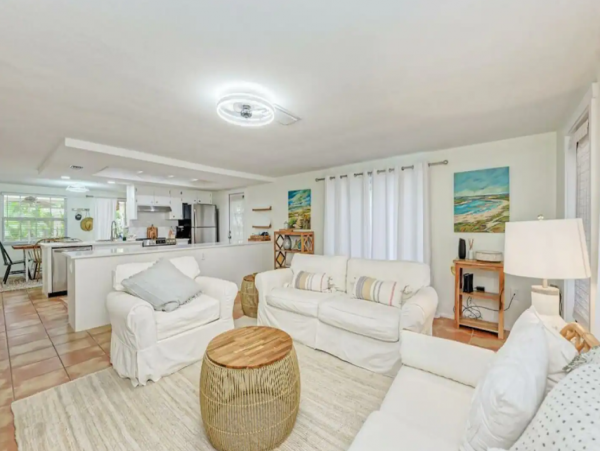 Adorable 2 Bedroom Rental Just a Few Blocks to Beach