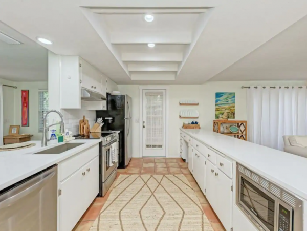 Adorable 2 Bedroom Rental Just a Few Blocks to Beach