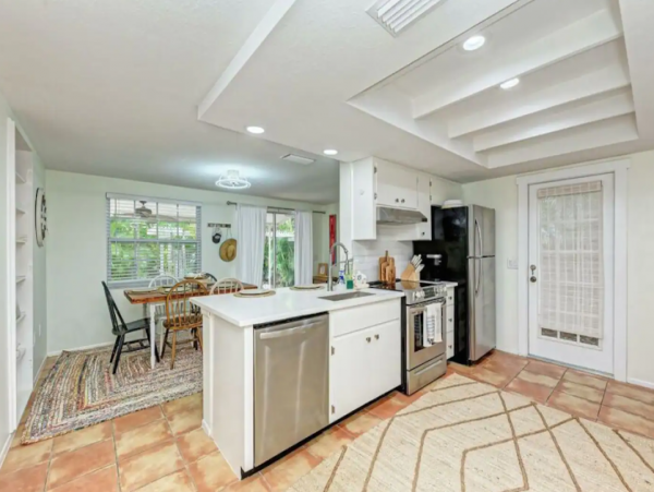 Adorable 2 Bedroom Rental Just a Few Blocks to Beach