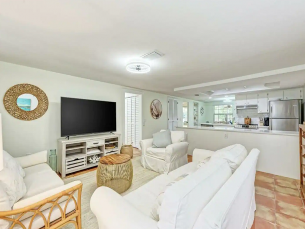 Adorable 2 Bedroom Rental Just a Few Blocks to Beach