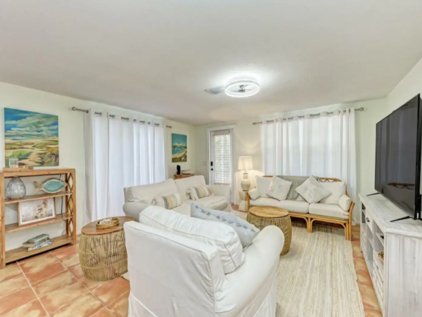 Adorable 2 Bedroom Rental Just a Few Blocks to Beach