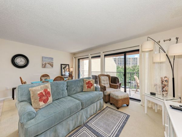 Siesta Key 2 Bedroom Vacation Condo with Pool & Close to Beach