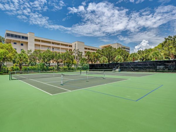 Siesta Key 2 Bedroom Vacation Condo with Pool & Close to Beach