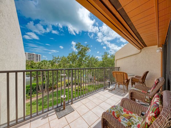 Siesta Key 2 Bedroom Vacation Condo with Pool & Close to Beach