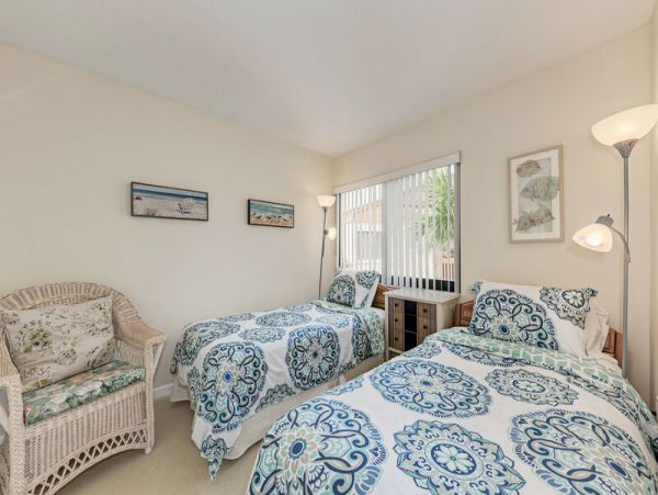 Siesta Key 2 Bedroom Vacation Condo with Pool & Close to Beach