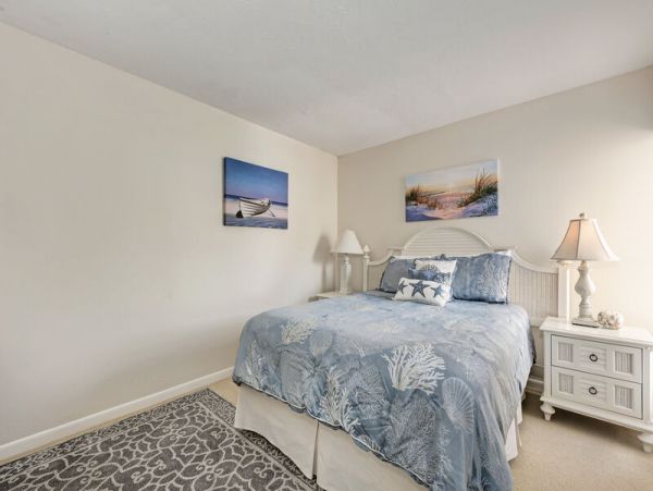 Siesta Key 2 Bedroom Vacation Condo with Pool & Close to Beach