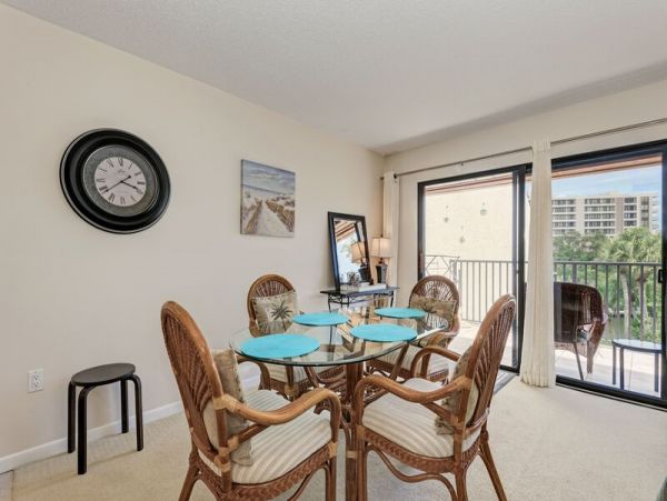 Siesta Key 2 Bedroom Vacation Condo with Pool & Close to Beach