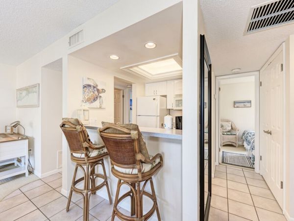 Siesta Key 2 Bedroom Vacation Condo with Pool & Close to Beach