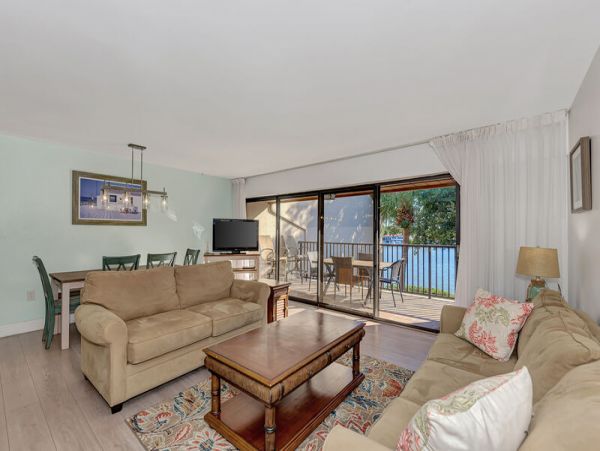 Siesta Key Vacation Condo  Heated Swimming Pool, 2 Tennis Courts, Club House & Much More!!