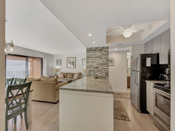 Siesta Key Vacation Condo  Heated Swimming Pool, 2 Tennis Courts, Club House & Much More!!