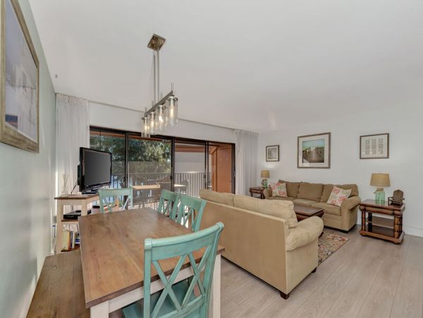 Siesta Key Vacation Condo  Heated Swimming Pool, 2 Tennis Courts, Club House & Much More!!