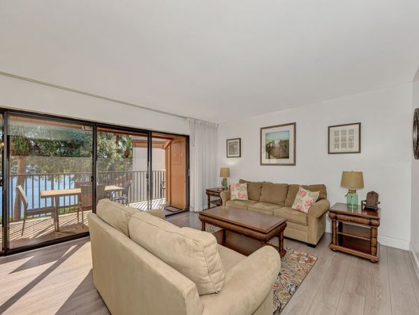 Siesta Key Vacation Condo  Heated Swimming Pool, 2 Tennis Courts, Club House & Much More!!