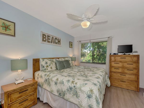 Siesta Key Vacation Condo  Heated Swimming Pool, 2 Tennis Courts, Club House & Much More!!