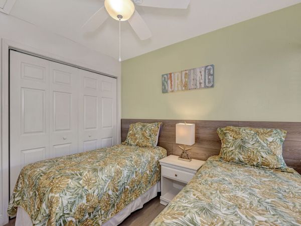 Siesta Key Vacation Condo  Heated Swimming Pool, 2 Tennis Courts, Club House & Much More!!