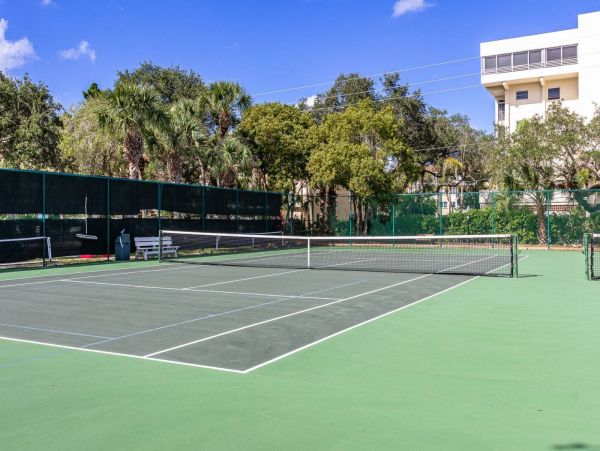 Siesta Key Vacation Condo  Heated Swimming Pool, 2 Tennis Courts, Club House & Much More!!