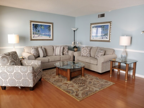 Three Bedroom Vacation Townhome Bayside Stroll to Beaches.