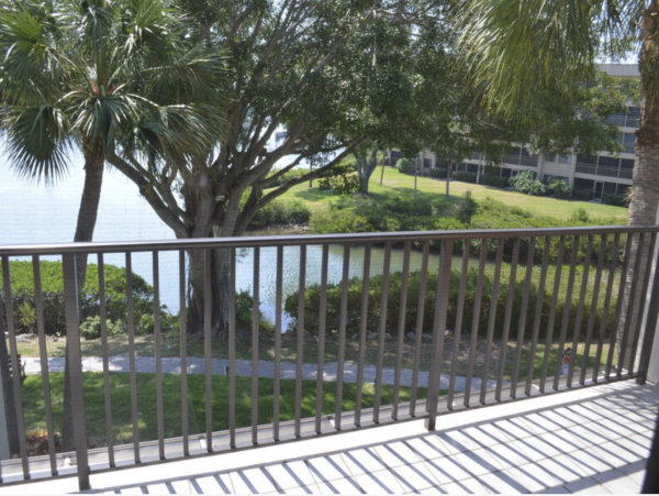 Three Bedroom Vacation Townhome Bayside Stroll to Beaches.