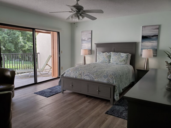 Three Bedroom Vacation Townhome Bayside Stroll to Beaches.