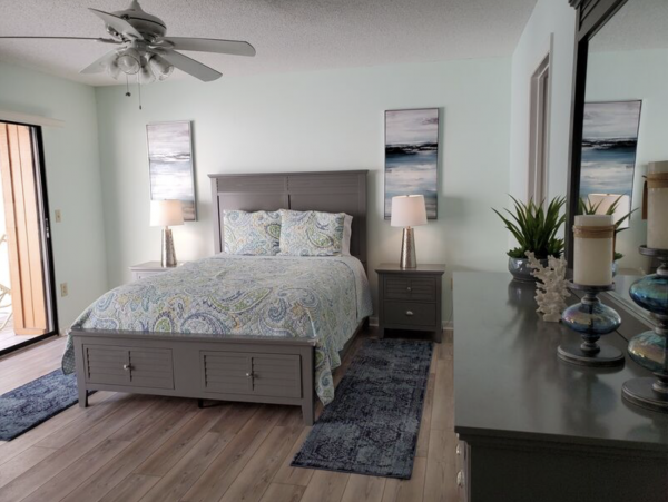 Three Bedroom Vacation Townhome Bayside Stroll to Beaches.