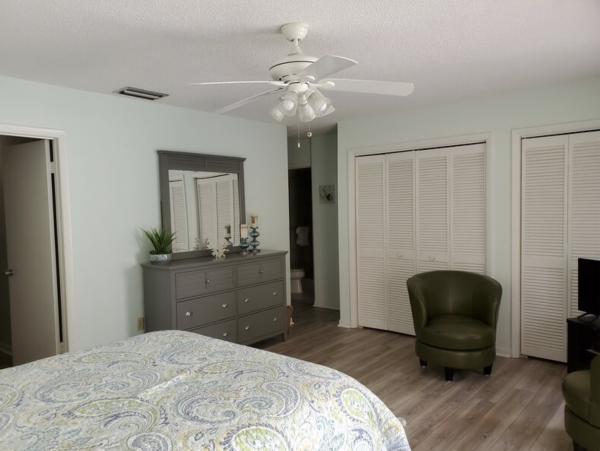 Three Bedroom Vacation Townhome Bayside Stroll to Beaches.