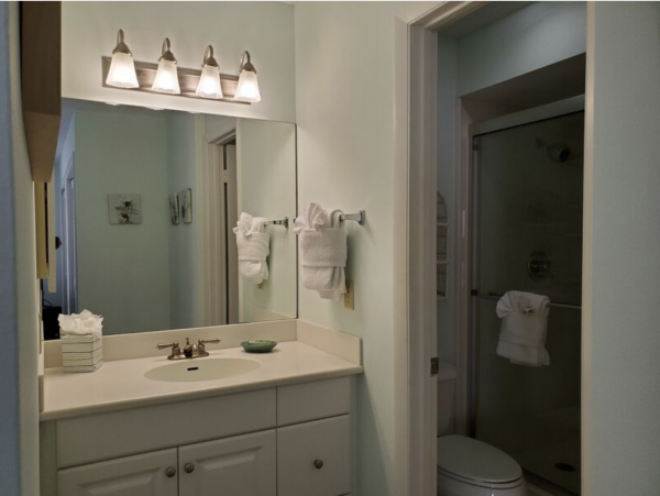 Three Bedroom Vacation Townhome Bayside Stroll to Beaches.