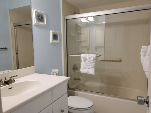 Three Bedroom Vacation Townhome Bayside Stroll to Beaches.