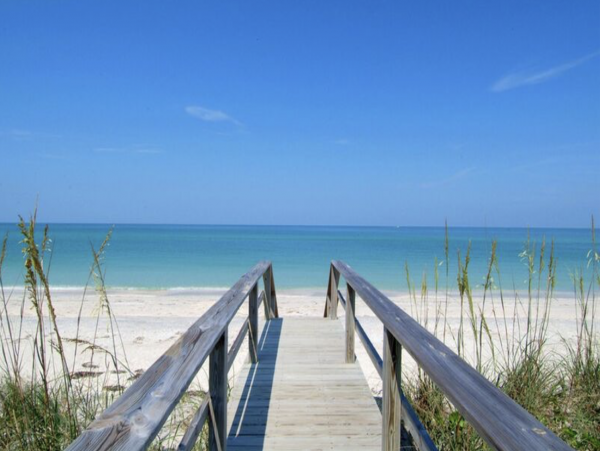 Three Bedroom Vacation Townhome Bayside Stroll to Beaches.